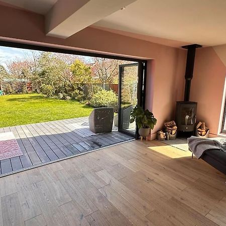Formby, Spacious True Bungalow Steps From Beach ภายนอก รูปภาพ