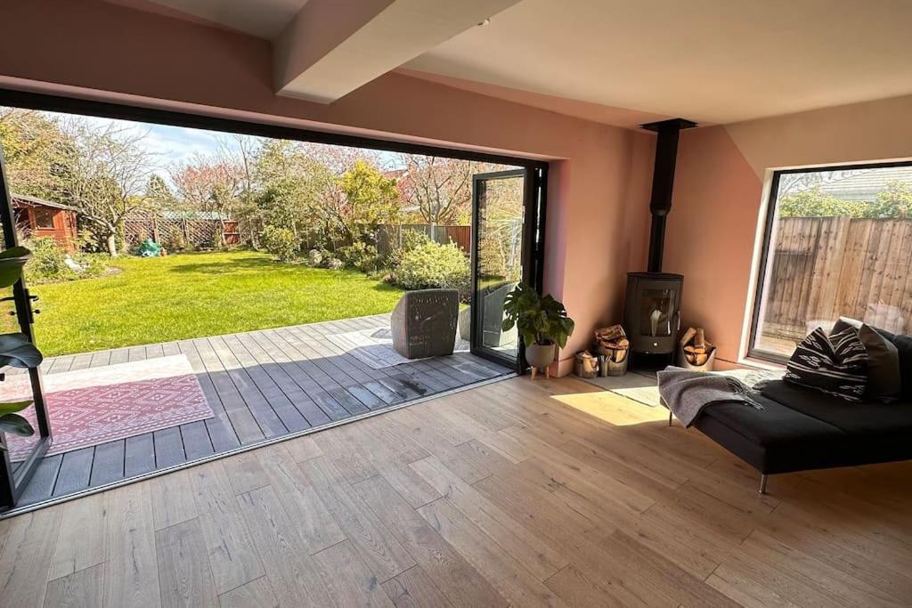 Formby, Spacious True Bungalow Steps From Beach ภายนอก รูปภาพ