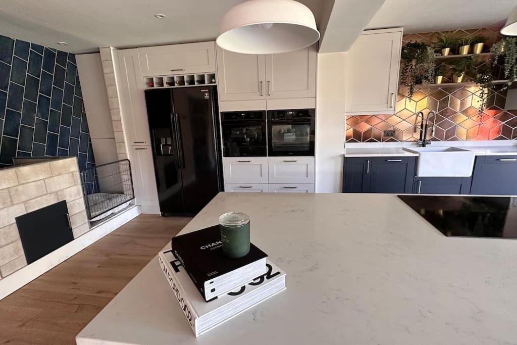 Formby, Spacious True Bungalow Steps From Beach ภายนอก รูปภาพ