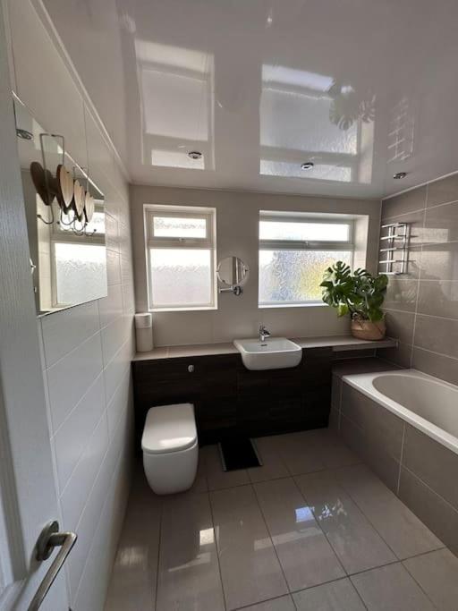 Formby, Spacious True Bungalow Steps From Beach ภายนอก รูปภาพ