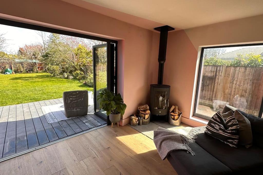 Formby, Spacious True Bungalow Steps From Beach ภายนอก รูปภาพ